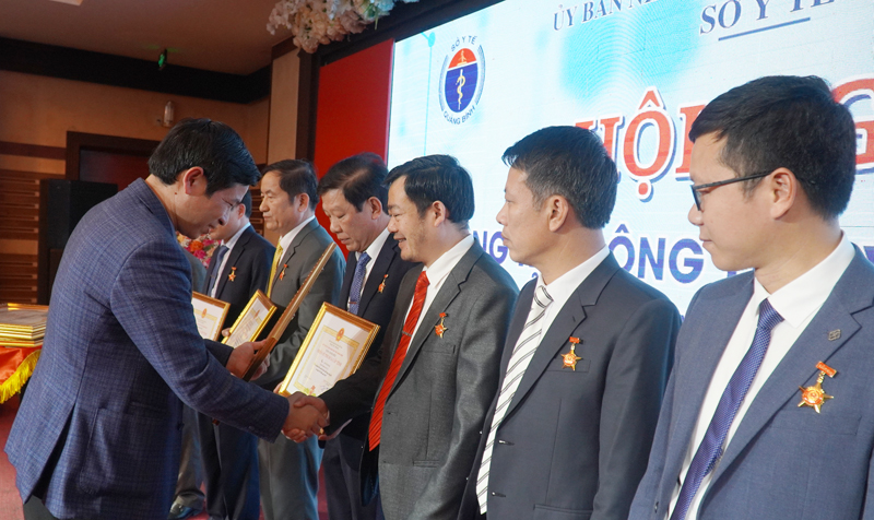 10 cá nhân xuất sắc được tặng danh hiệu Chiến sỹ thi đua cấp tỉnh.