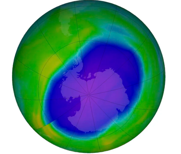 Trong hình ảnh do NASA công bố, màu xanh lam và màu tím cho thấy lỗ thủng trong tầng ozone bảo vệ Trái đất ở Nam Cực vào ngày 5/10/2022. (Nguồn: NASA)