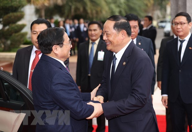 Thủ tướng Lào Sonexay Siphandone đón Thủ tướng Phạm Minh Chính. (Ảnh: Dương Giang/TTXVN)