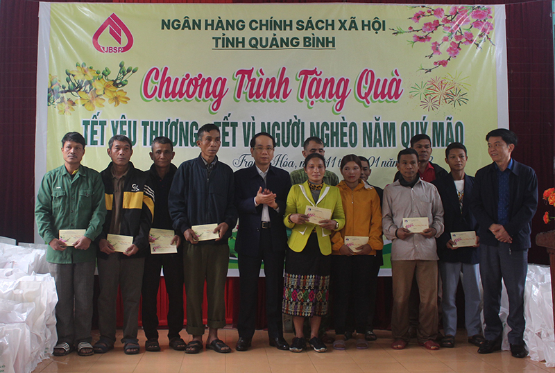 Đồng chí Phan Mạnh Hùng và đại diện lãnh đạo Ban Dân tộc tỉnh trao quà Tết cho những người có uy tín trên địa bàn xã Trọng Hóa