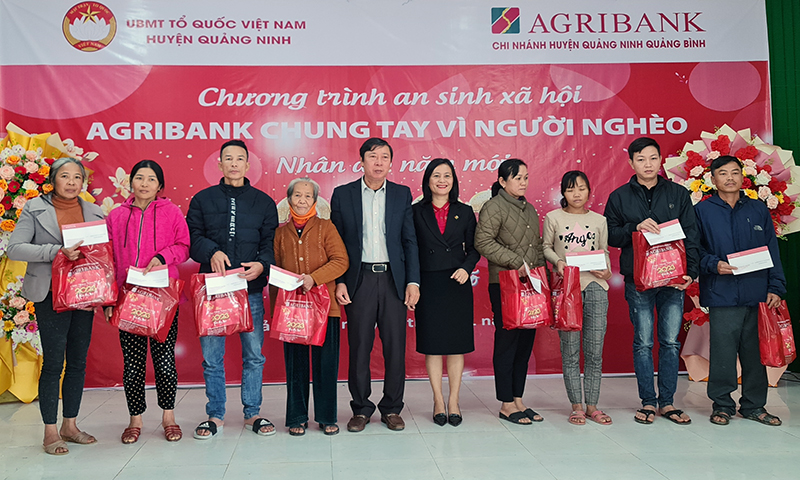 Lãnh đạo Ủy ban MTTQVN huyện Quảng Ninh và Agribank Chi nhánh huyện Quảng Ninh trao quà cho các hộ gia đình có hoàn cảnh khó khăn trên địa bàn huyện Quảng Ninh.