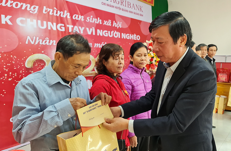 Lãnh đạo Ủy ban MTTQVN huyện Quảng Ninh trao quà Tết cho các hộ nghèo trên địa bàn huyện.