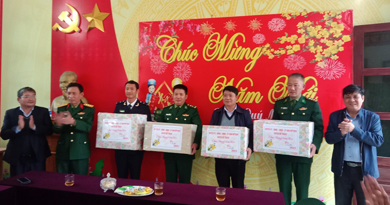 Lãnh đạo huyện Bố Trạch tặng quà cho các đơn vị đóng quân trên địa bàn xã Thượng Trạch.