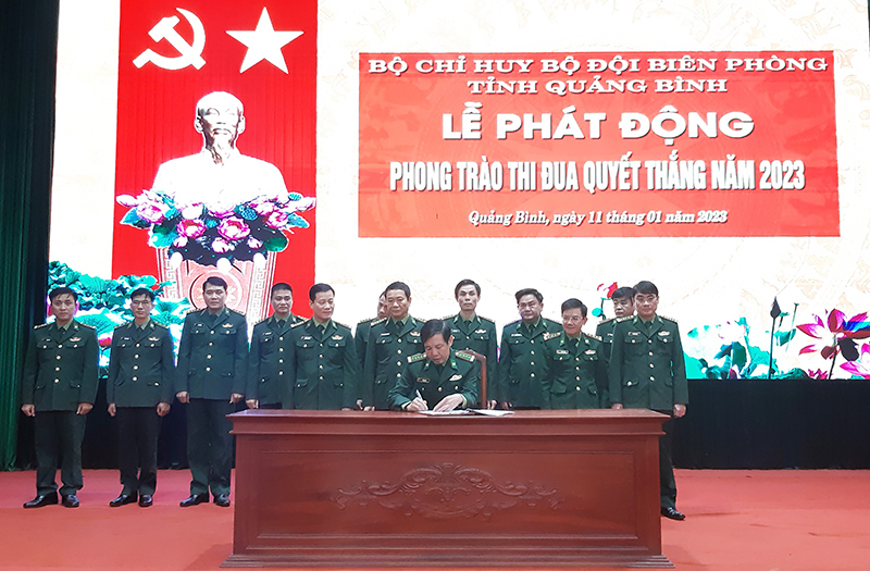 Đại tá Lê Văn Tiến, Bí thư Đảng ủy, Chính ủy ký chứng kiến các đơn vị giao ước thi đua.