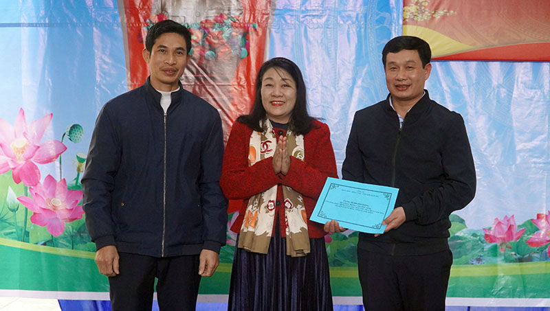 Đại biểu Nguyễn Thị Tuyết Nga trao quỹ học bổng 30 triệu đồng cho Trường phổ thông dân tộc bán trú TH và THCS Lâm Hóa (Tuyên Hóa)