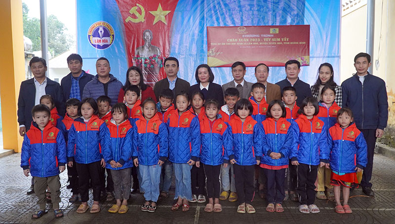 ĐBQH và nhà tài trợ trao quà cho học sinh Trường phổ thông dân tộc bán trú TH và THCS Lâm Hóa