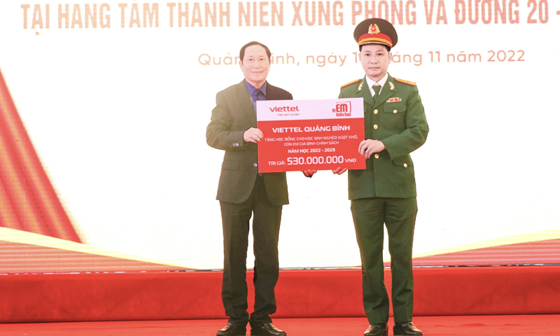 Đại diện Viettel Quảng Bình trao biển tượng trưng tổng trị giá học bổng “Vì em hiếu học” năm học 2022-2023 cho đại diện Hội Khuyến học tỉnh.