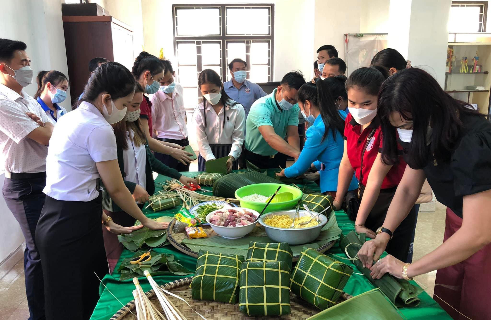 Mỗi dịp đón Tết Việt, lưu học sinh Lào cùng các thầy cô giáo, sinh viên Việt Nam (Trường đại học Quảng Bình) chuẩn bị mâm cỗ đậm đà hương vị Việt