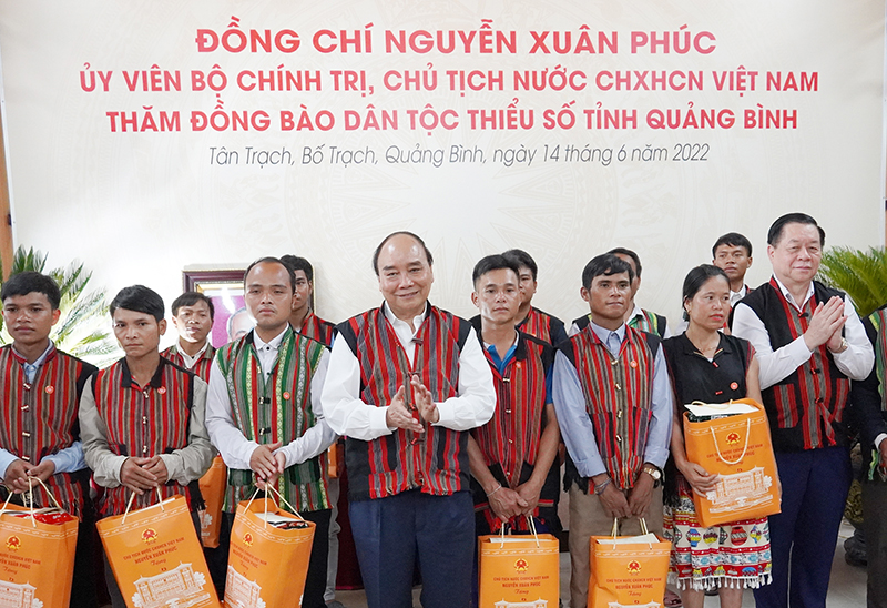 Chủ tịch nước Nguyễn Xuân Phúc tặng quà cho đồng bào dân tộc thiểu số tỉnh Quảng Bình. Ảnh: A. Tuấn