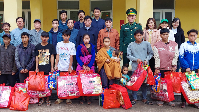 Đại diện Quỹ phát triển đất tỉnh Quảng Bình và Văn phòng dại diện Báo Nhân dân tặng quà Tết cho bà con ở bản Troi, xã Thượng Trạch