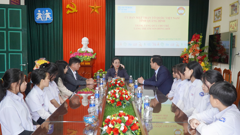 Đồng chí Chủ tịch Ủy ban MTTQVN tỉnh Phạm Thị Hân hỏi thăm và động viên các cháu ở Làng Trẻ em SOS Đồng Hới nhân dịp Tết cổ truyền dân tộc.