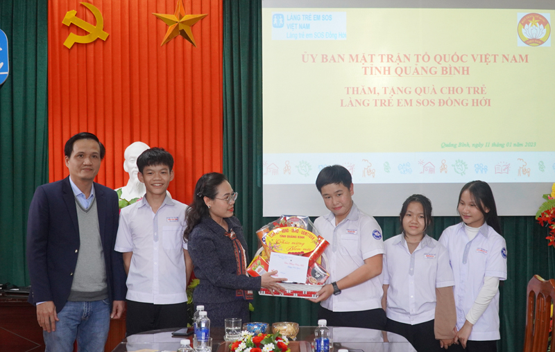 Đồng chí Chủ tịch Ủy ban MTTQVN tỉnh tặng quà Tết cho các cháu  Làng Trẻ em SOS Đồng Hới.