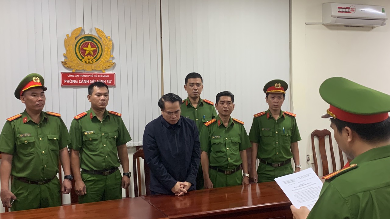 Cơ quan CSĐT Công an TP Hồ Chí Minh đọc quyết định khởi tố bị can, ra lệnh bắt bị can để tạm giam đối với ông Đặng Việt Hà, Cục trưởng Cục Đăng kiểm Việt Nam. Ảnh: CA