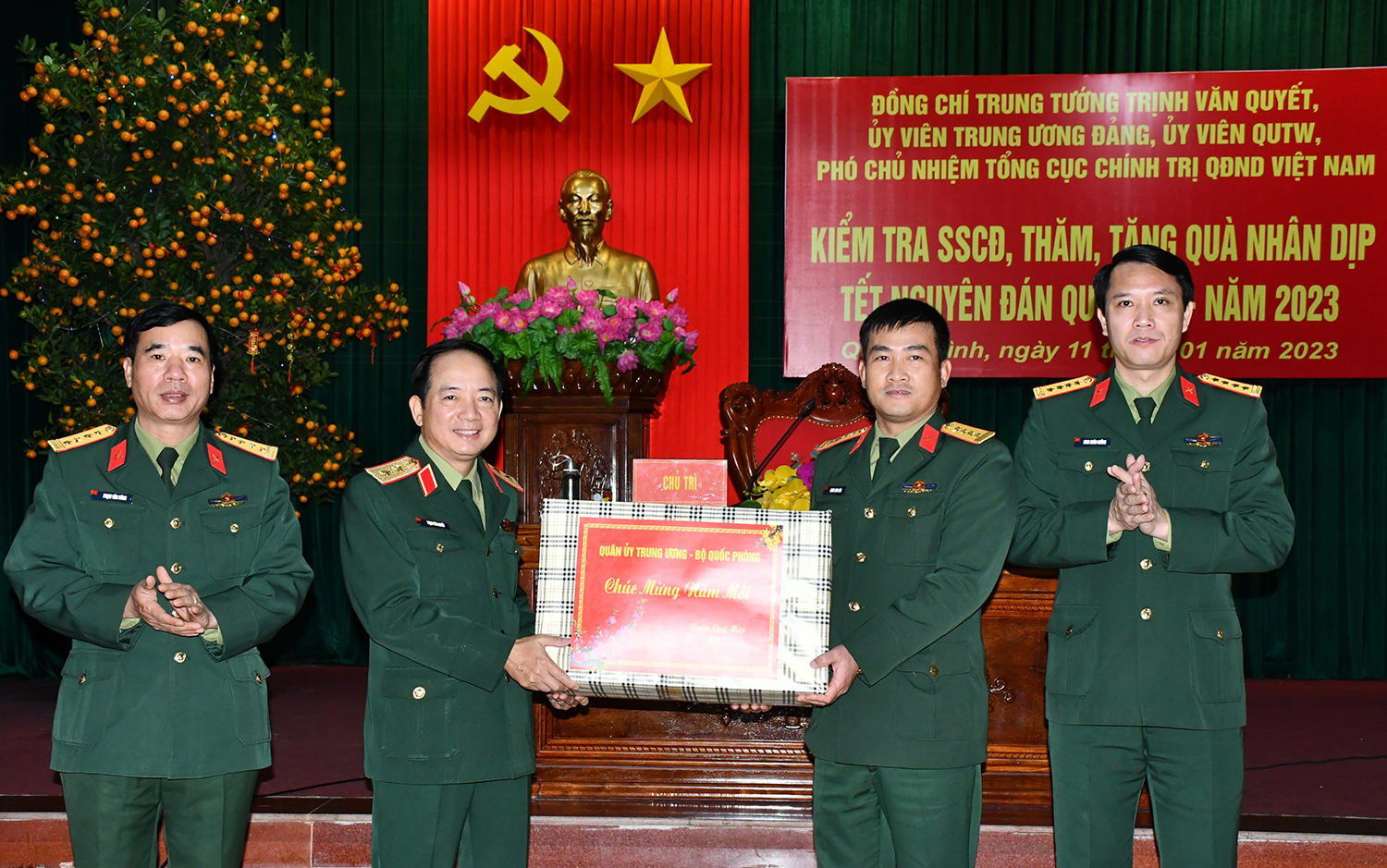 Đồng chí Trung tướng Trịnh Văn Quyết trao quà của Quân ủy Trung ương, Bộ Quốc phòng tặng Bộ CHQS tỉnh.