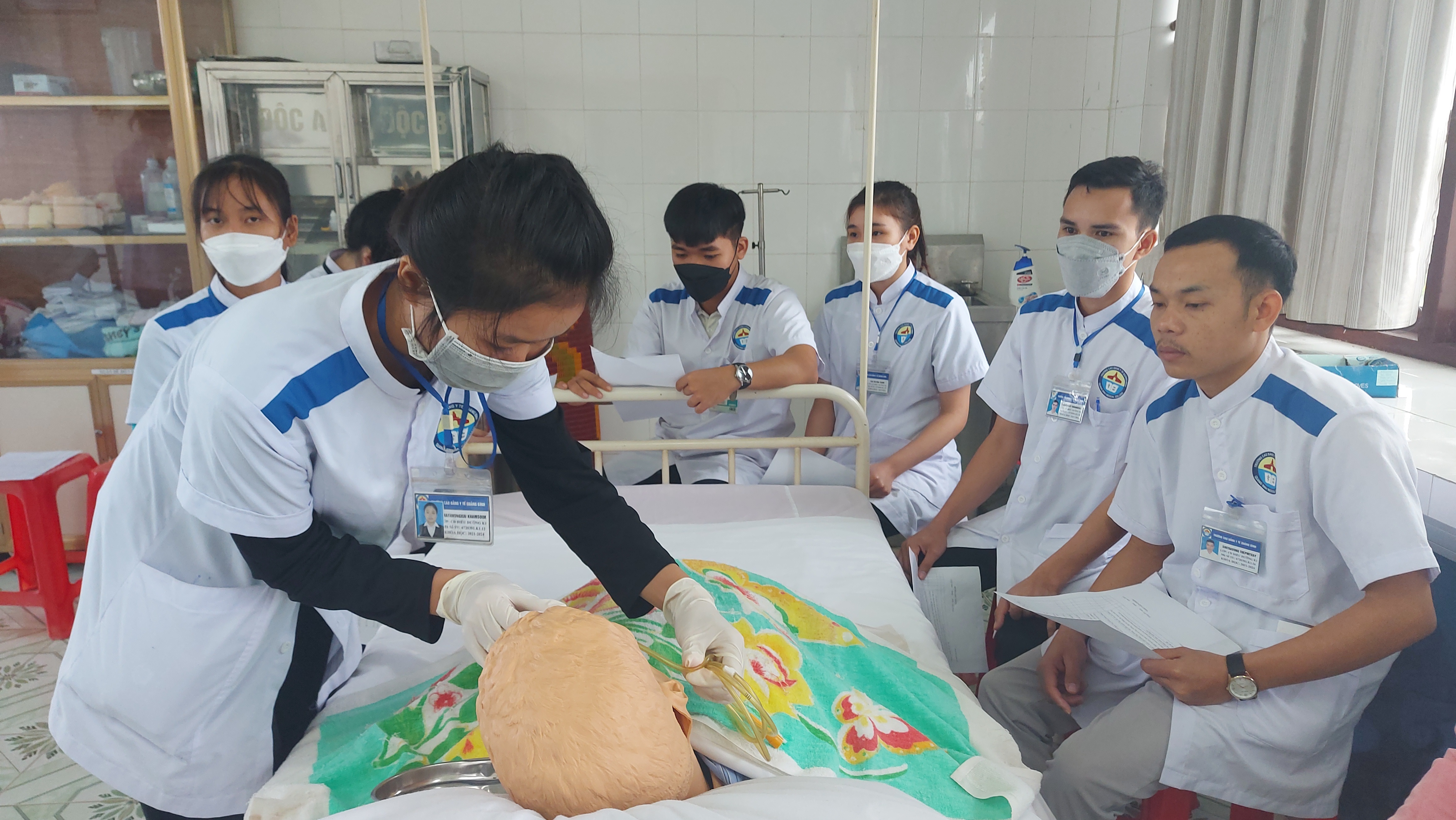 LHS Lào thực hành công việc của một điều dưỡng tại Trường CĐYTQB. 