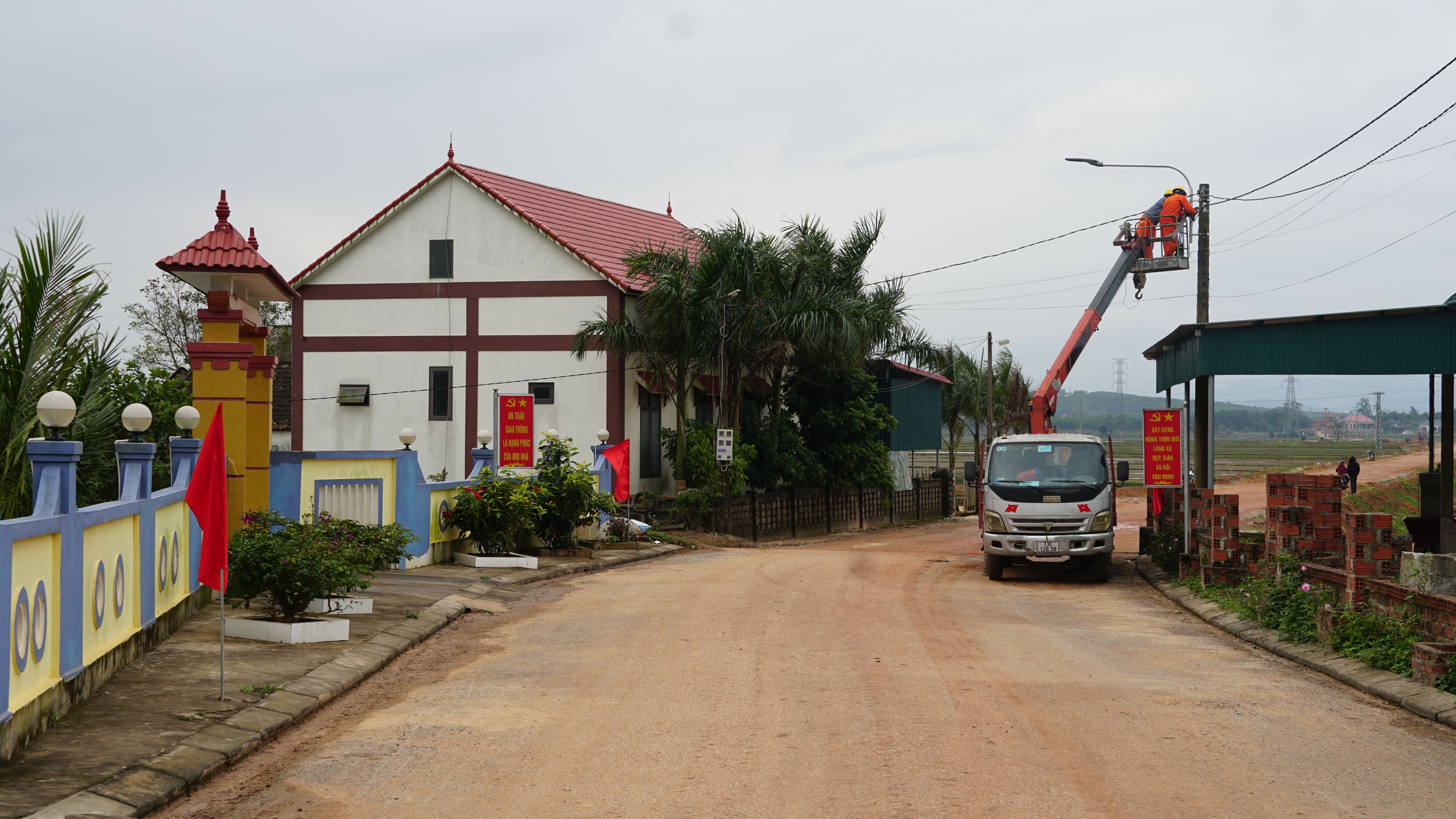 Điện lực Quảng Bình giúp xã Sơn Lộc tu bổ hệ thống điện chiếu sáng để đón Tết.