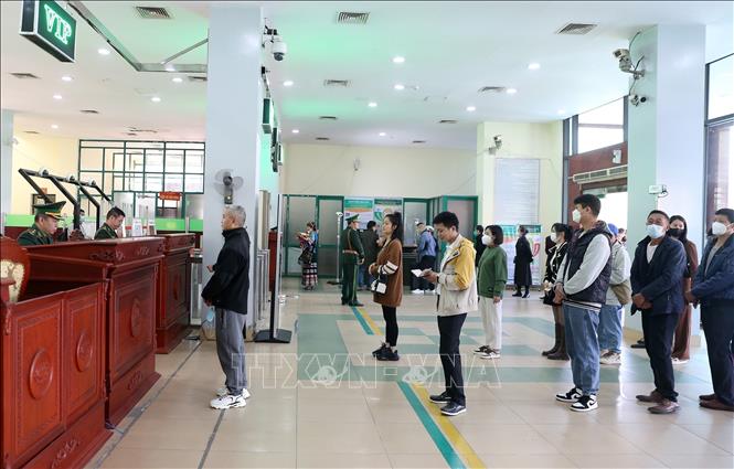 Những du khách, cư dân biên giới làm thủ tục nhập cảnh tại Cửa khẩu đường bộ quốc tế Lào Cai. Ảnh minh họa: Quốc Khánh/TTXVN