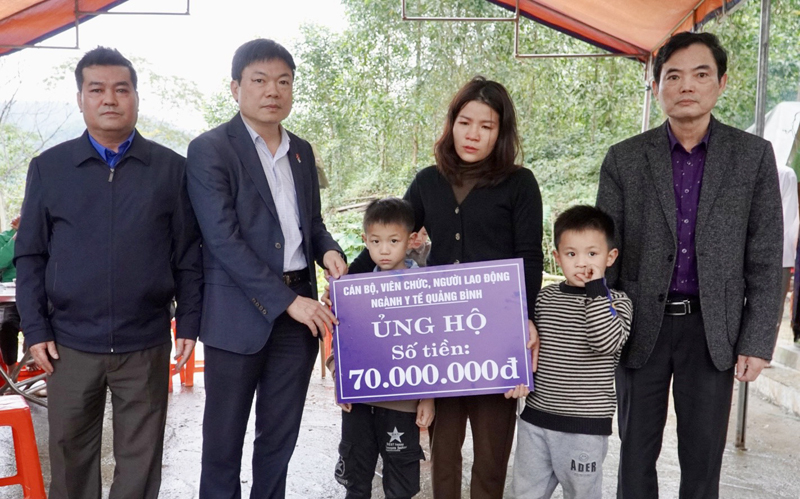 Bác sĩ Dương Thanh Bình, Giám đốc Sở Y tế chia sẻ, động viên và trao quà cho gia đình bác sĩ Nguyễn Thế Trường.