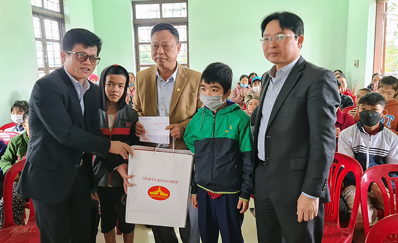  Đồng chí Trưởng ban Dân vận Tỉnh ủy Lê Văn Bảo thăm và chúc Tết Trung tâm phục hồi chức năng trẻ em khuyết tật, trẻ em nạn nhân chất độc da cam huyện Quảng Ninh.