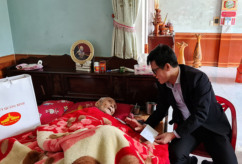 Đồng chí Trưởng ban Dân vận Tỉnh ủy Lê Văn Bảo thăm, tặng quà đảng viên Hoàng Minh Dực ở xã Hiền Ninh.