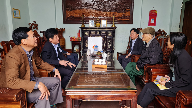 Đồng chí Trưởng ban Dân vận Tỉnh ủy Lê Văn Bảo thăm, chúc Tết các đảng viên cao tuổi, gia đính chính sách trên địa bàn huyện Ninh.