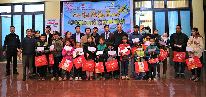 Nhiều gia đình trẻ mồ côi, khuyết tật ở huyện Minh Hóa ấm lòng khi nhận được quà Tết từ các nhà tài trợ