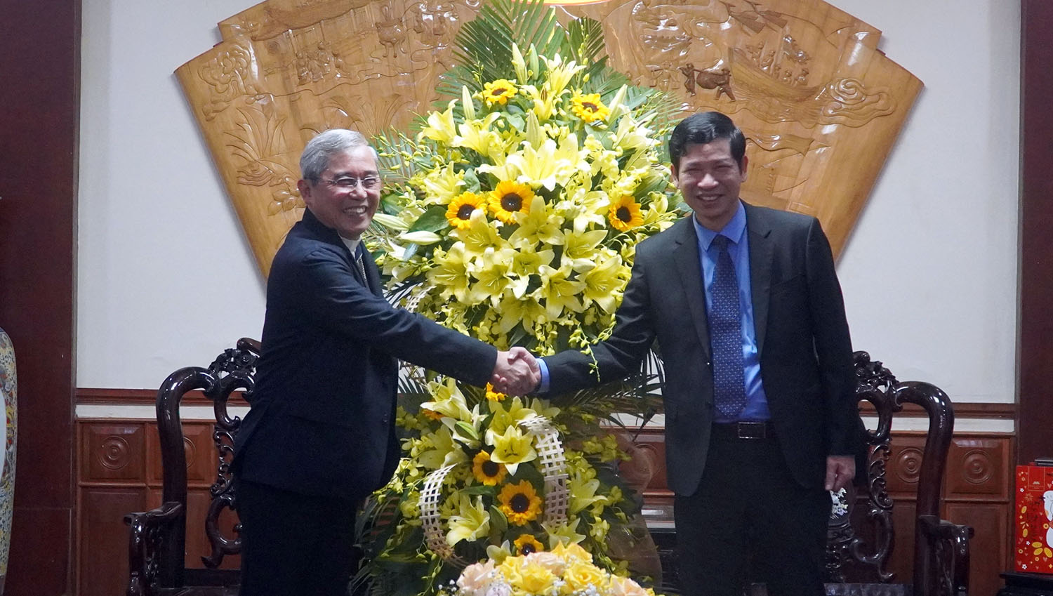 Giám mục Louis Nguyễn Anh Tuấn tặng hoa chúc lãnh đạo Đảng, chính quyền và nhân dân Quảng Bình năm mới hạnh phúc, thành công