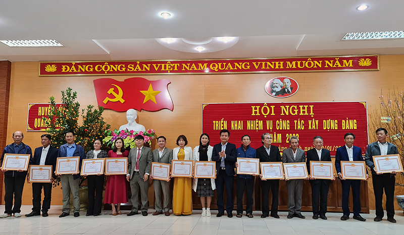 Đồng chí Huyện uỷ Quảng Ninh Trần Quốc Tuấn trao giấy khen cho các đảng viên hoàn thành xuất sắc nhiệm vụ 5 năm liền (2018-2022). 