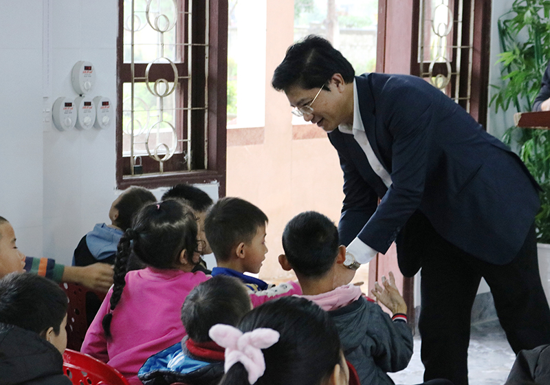 Đồng chí Bí thư Thị ủy Ba Đồn trò chuyện, động viên các cháu ở Trung tâm giáo dục trẻ khuyết tật Quảng Trạch