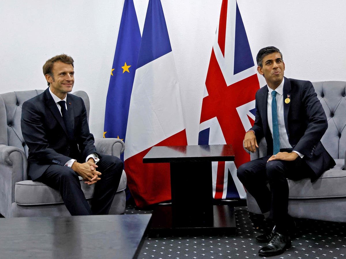 Tổng thống Pháp Emmanuel Macron (trái) và Thủ tướng Anh Rishi Sunak sẽ gặp nhau ngày 10/3 tới đây. Ảnh: estonianfreepress.com