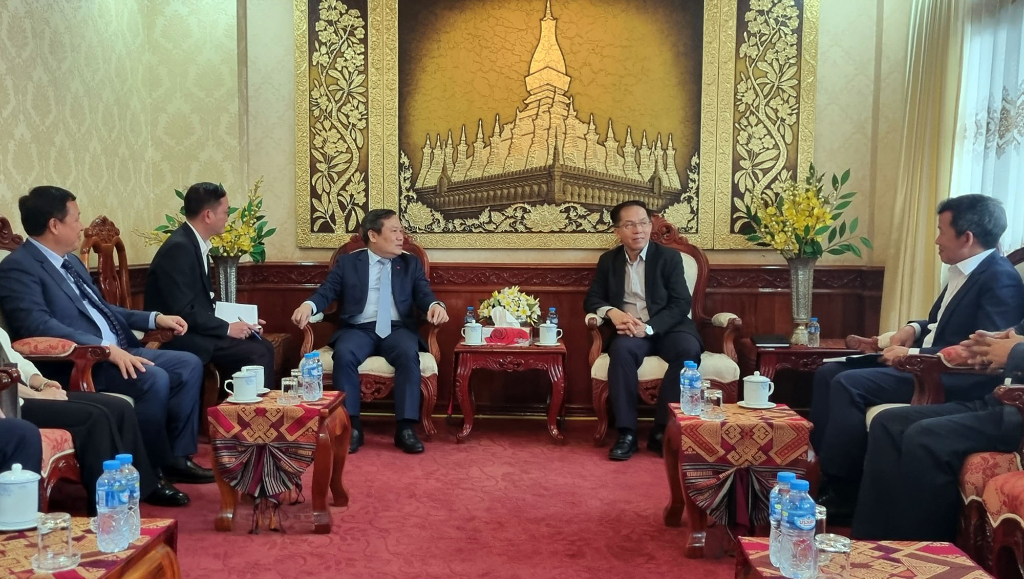 Đồng chí Bí thư Tỉnh ủy Vũ Đại Thắng và đồng chí Bộ trưởng Bộ Năng lượng và Mỏ Lào Daovong Phonekeo tại buổi làm việc chiều 11/1/2023.