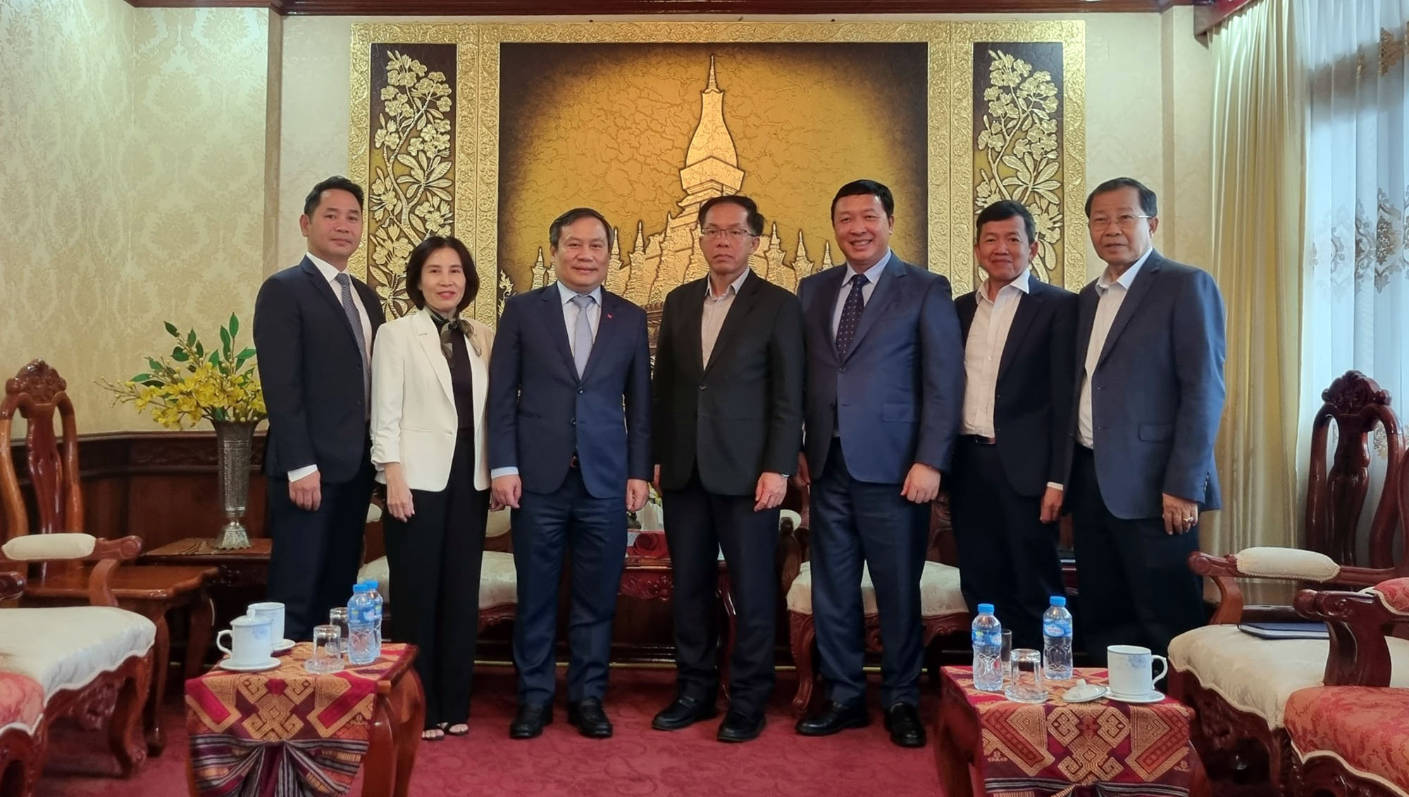 Đồng chí Bí thư Tỉnh ủy Vũ Đại Thắng và đồng chí Bộ trưởng Bộ Năng lượng và Mỏ Lào Daovong Phonekeo cùng các thành viên tham dự buổi làm việc về Dự án điện gió AMI Savannakhet 