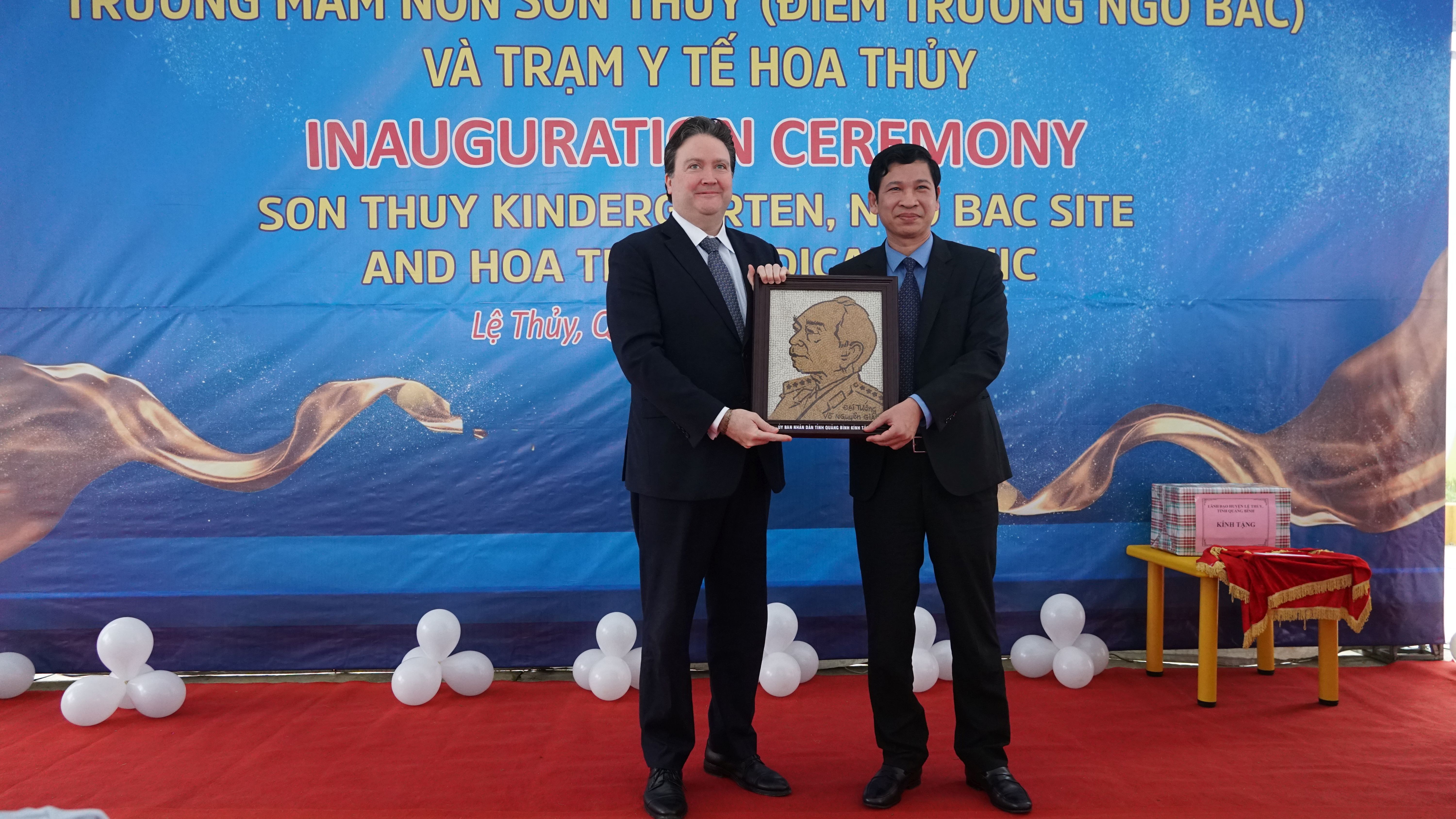 Đồng chí Phó Chủ tịch UBND tỉnh Hồ An Phong tặng bức tranh bằng gạo cho ngài đại sứ.