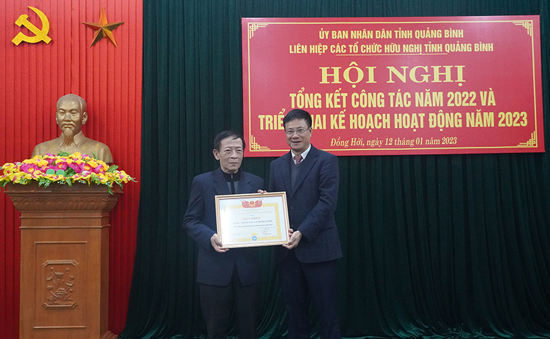  Chủ tịch Liên hiệp hữu nghị tỉnh Lương Ngọc Bính tặng giấy khen cho tập thể có nhiều thành tích xuất sắc năm 2022.