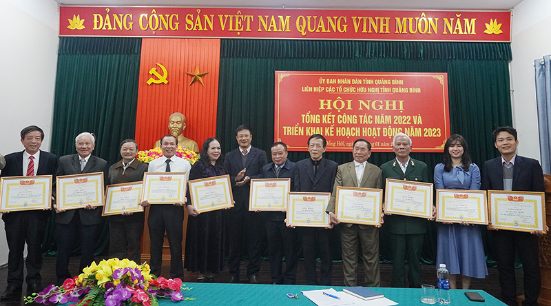  Chủ tịch Liên hiệp hữu nghị tỉnh Lương Ngọc Bính tặng giấy khen cho các tập thể có nhiều thành tích xuất sắc năm 2022.