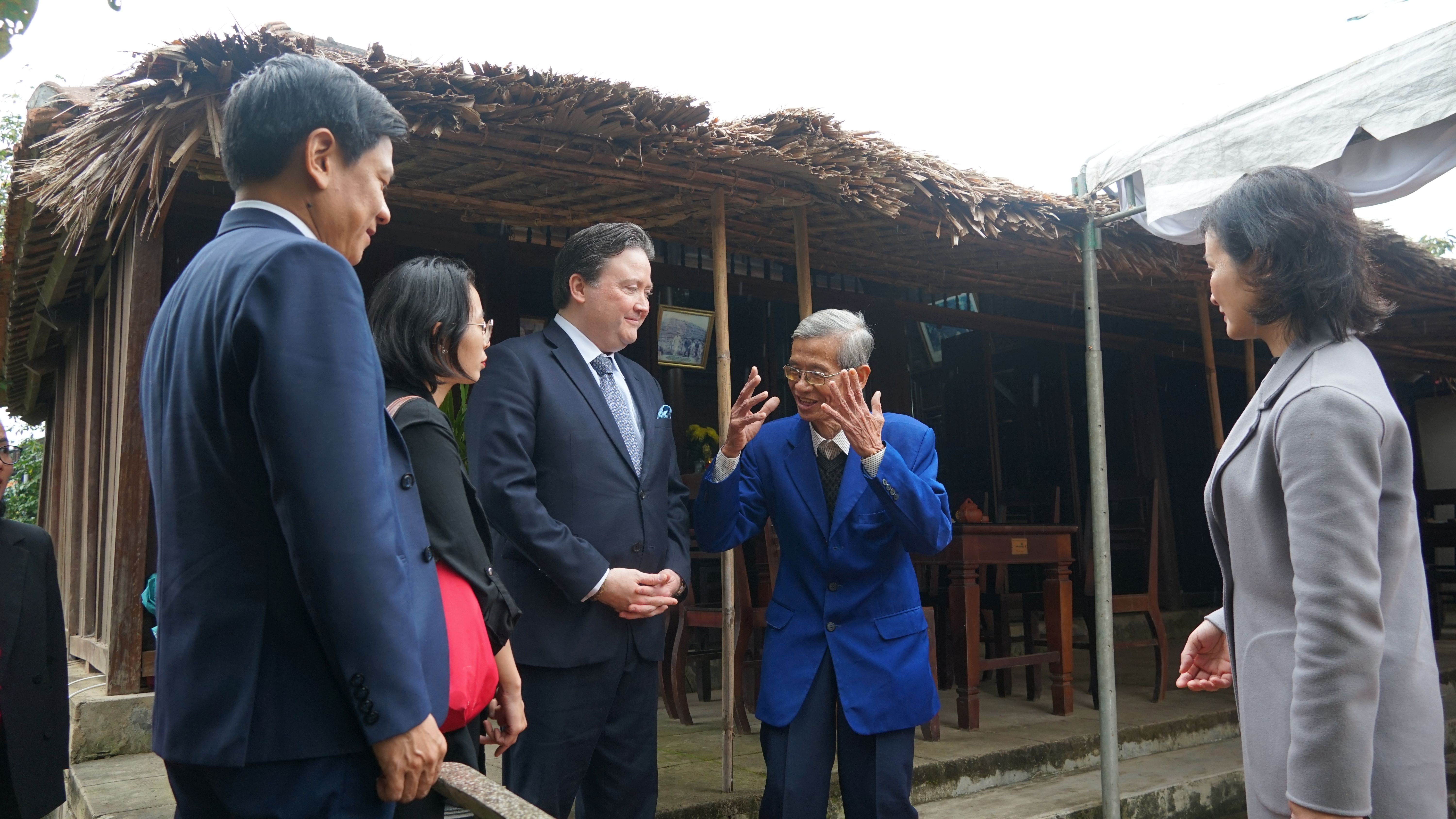 Ngài đại sứ đặc mệnh toàn quyền Hợp chúng quốc Hoa Kỳ tại Việt Nam Marc E. Knapper thăm Nhà lưu niệm Đại tướng Võ Nguyên Giáp.