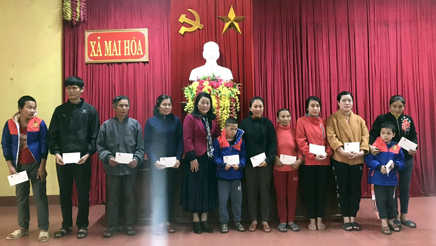Đại biểu Nguyễn Thị Tuyết Nga trao quà cho các hộ nghèo, gia đình chính sách và học sinh có hoàn cảnh khó khăn
