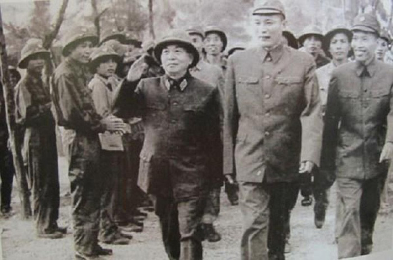 Đại tướng Võ Nguyên Giáp cùng Tư lệnh Đồng Sỹ Nguyên và Chính uỷ Đặng Tính đến thăm Bộ đội Trường Sơn