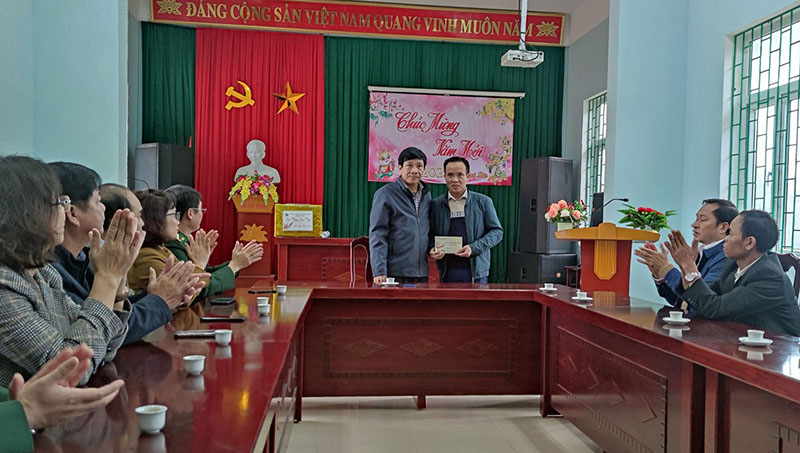 Đồng chí Phó Chủ tịch Thường trực HĐND chúc Tết và tặng quà xã Tân Trạch