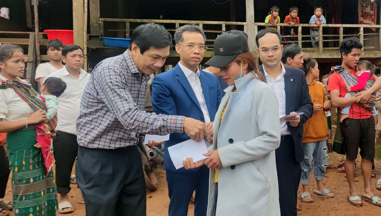 Đồng chí Phó Chủ tịch Thường trực HĐND tỉnh tặng quà cho các hộ dân bản Cồn Roàng