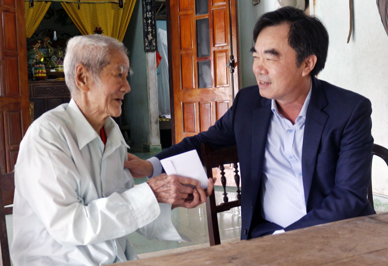 Đồng chí Trưởng ban Nội chính Tỉnh ủy Nguyễn Lương Bình tặng quà chúc mừng năm mới đồng chí Trần Lương.