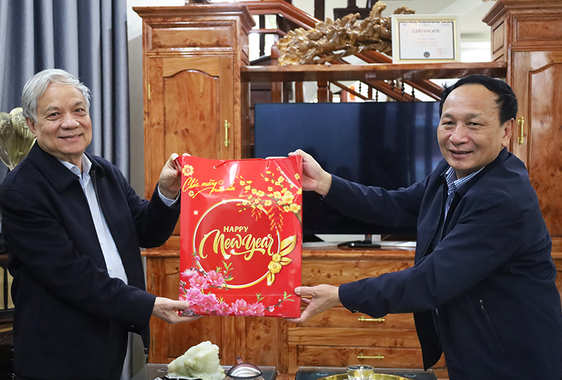  Đồng chí Chủ tịch HĐND tỉnh Trần Hải Châu tặng quà, chúc Tết đồng chí Trần Hòa.