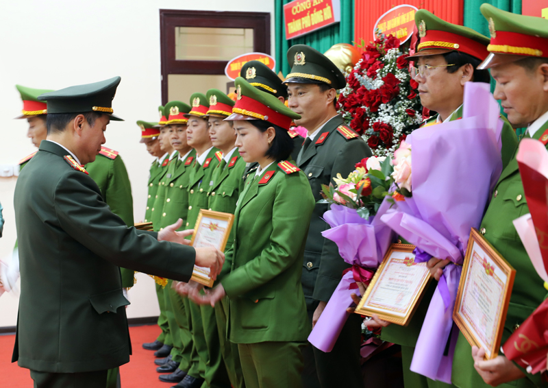 Đồng chí Đại tá Nguyễn Hữu Hợp, Ủy viên Ban Thường vụ Tỉnh ủy, Giám đốc Công an tỉnh trao danh hiệu thi đua quyết thắng cho các tập thể trực thuộc Công an TP.Đồng Hới