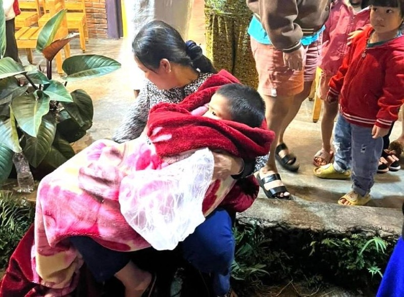 Cháu Nguyễn Văn Đông được người thân chăm sóc sau khi được cứu khỏi giếng nước sâu 20m.