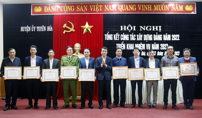  Lãnh đạo huyện Tuyên Hóa tặng giấy khen cho các tổ chức đảng cơ sở hoàn thành nhiệm vụ năm 2022.