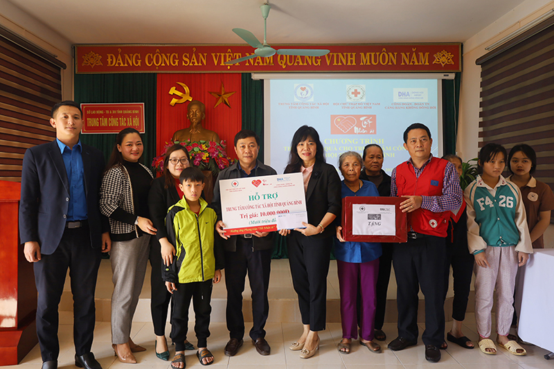 Hội Chữ thập đỏ tỉnh, Công đoàn-Đoàn Thanh niên Cảng hàng không Đồng Hới trao quà Tết cho Trung tâm Công tác xã hội tỉnh. 