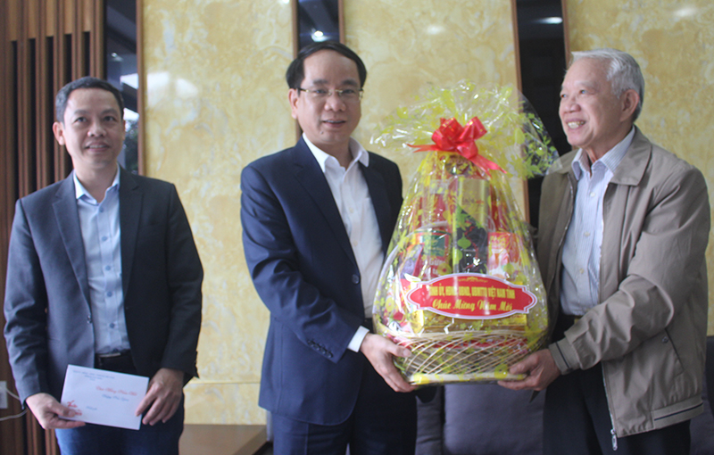 Đồng chí Phan Mạnh Hùng tặng quà Tết cho đồng chí Hoàng Văn Khẩn