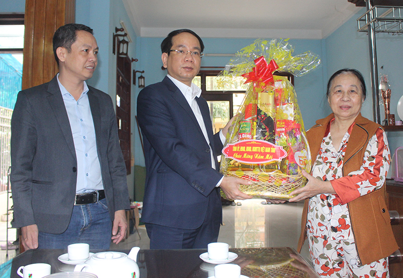 Đồng chí Phan Mạnh Hùng thăm, tặng quà Tết cho gia đình con dâu đồng chí Nguyễn Tư Thoan, nguyên Bí thư Tỉnh uỷ Quảng Bình
