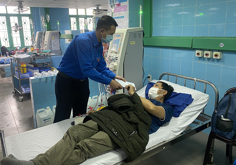 Trao quà cho các bệnh nhân khó khăn hiện đang điều trị tại Bệnh viện hữu nghị Việt Nam-Cuba Đồng Hới.