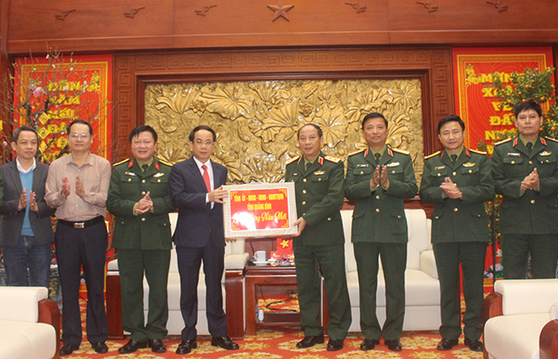 Đồng chí Phó Chủ tịch UBND tỉnh Phan Mạnh Hùng tặng quà cho Bộ Tư lệnh Quân khu 4
